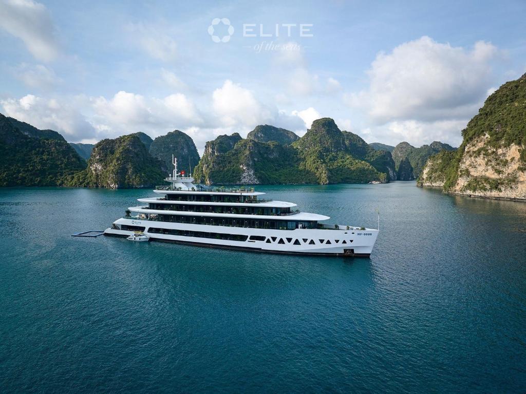 Halong Bay - Lan Ha Bay 5-star cruises with balcony cabins