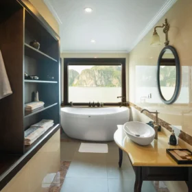 25. Jun & Sen (bathroom)