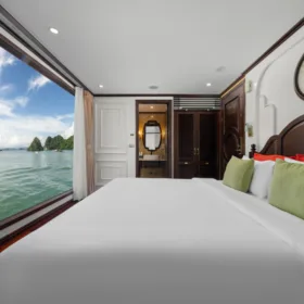 Deluxe-bed-room