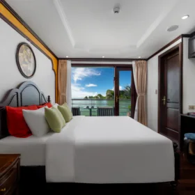 Executive-balcony-King-bed-2