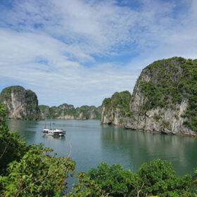 Halong Bay 2D1N vs Lan Ha Bay 2D1N