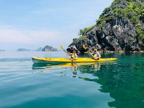 Kayaking in cat ba island