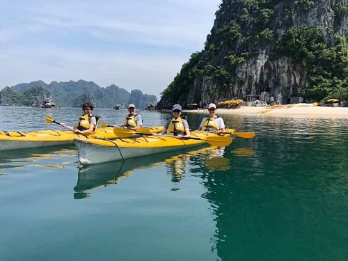 Kayaking in cat ba island