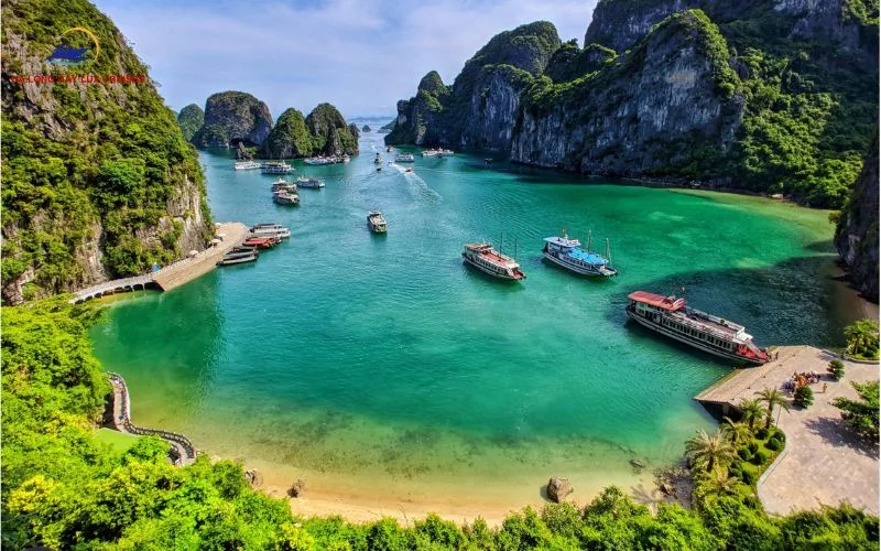 The beauty of Ha Long Bay is a quintessential image of Vietnam's coastal and island tourism
