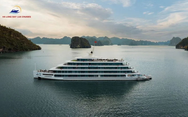 Experience the beautiful Halong Bay by cruise ship