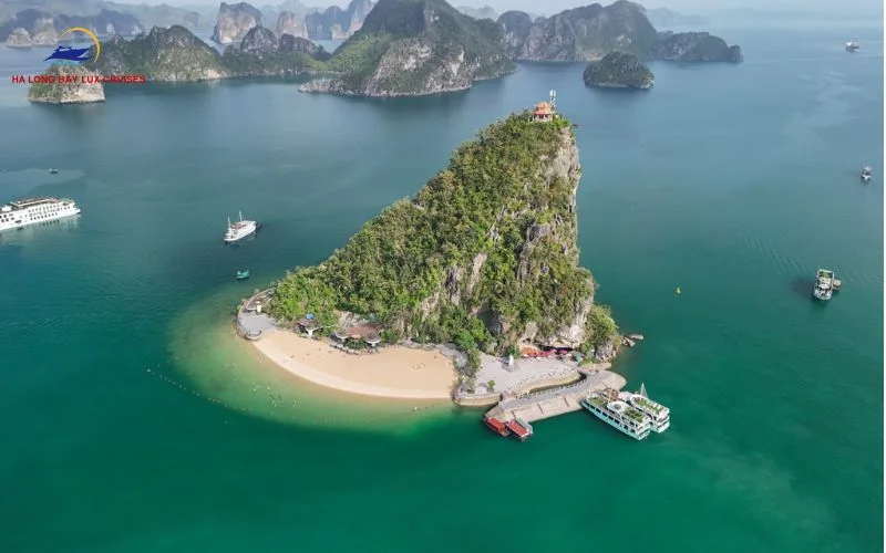 A compact beach with clear water and a landscape surrounded by mountains