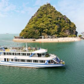 Detailed Comparison: HaLong Bay vs Lan Ha Bay