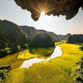 What makes Ha Long Bay a wonder in the hearts of tourists?