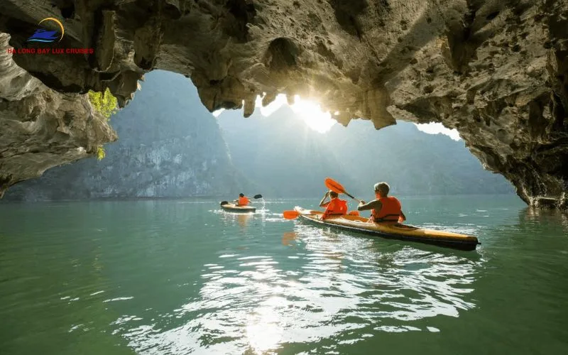 Kayaking on Cat Ba Island attracts tourists thanks to its natural scenery