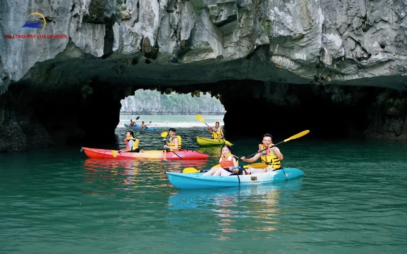 Kayak rental prices depend on the duration, paddling area, and type of experience