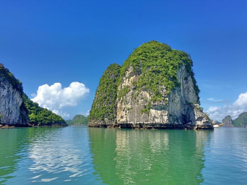 Why Choose Bai Tu Long Bay