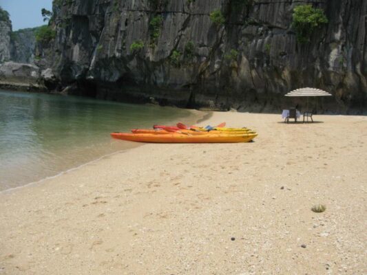 Discover hidden beaches in Cat Ba Island