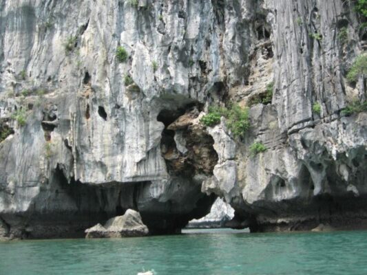 12 Best Immersive Experiences in Halong Bay for 2025