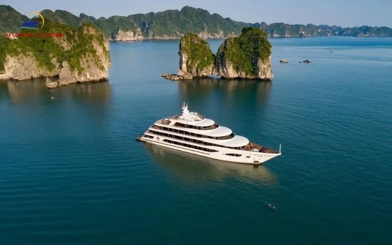 Travel to the Cat Ba island by cruise ship