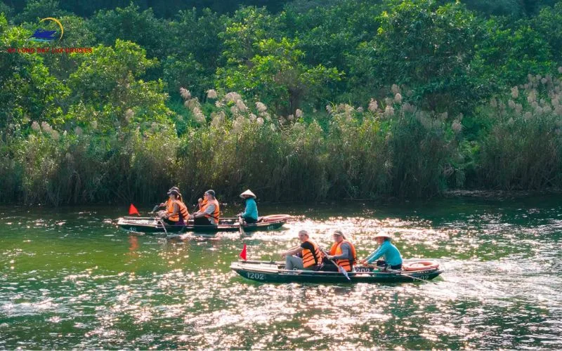 Experience of taking a cruise in Trang An