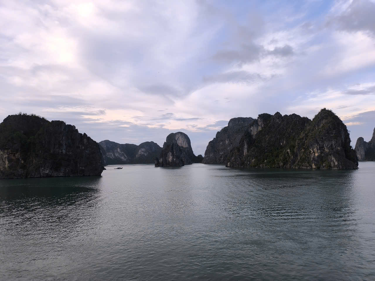 Lan Ha Bay Weather in April