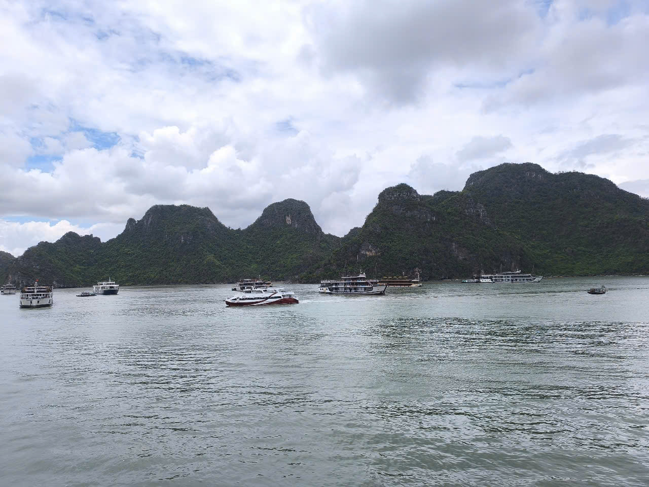 Bai Tu Long Bay Weather in November