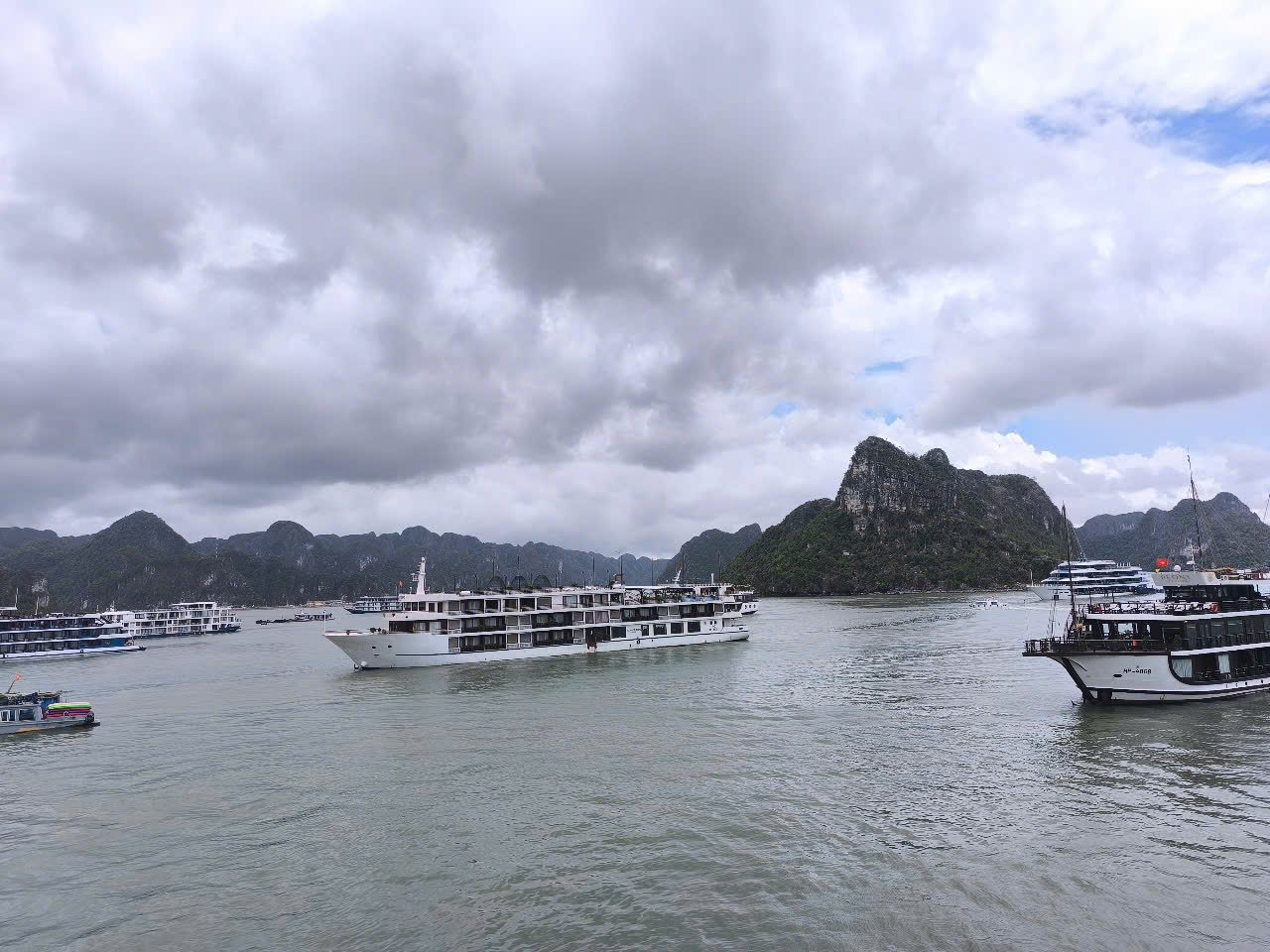 Bai Tu Long Bay Weather in September