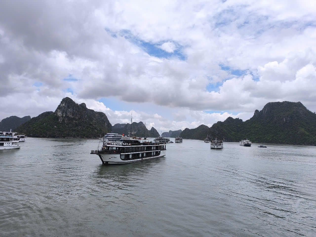 Bai Tu Long Bay Weather in July