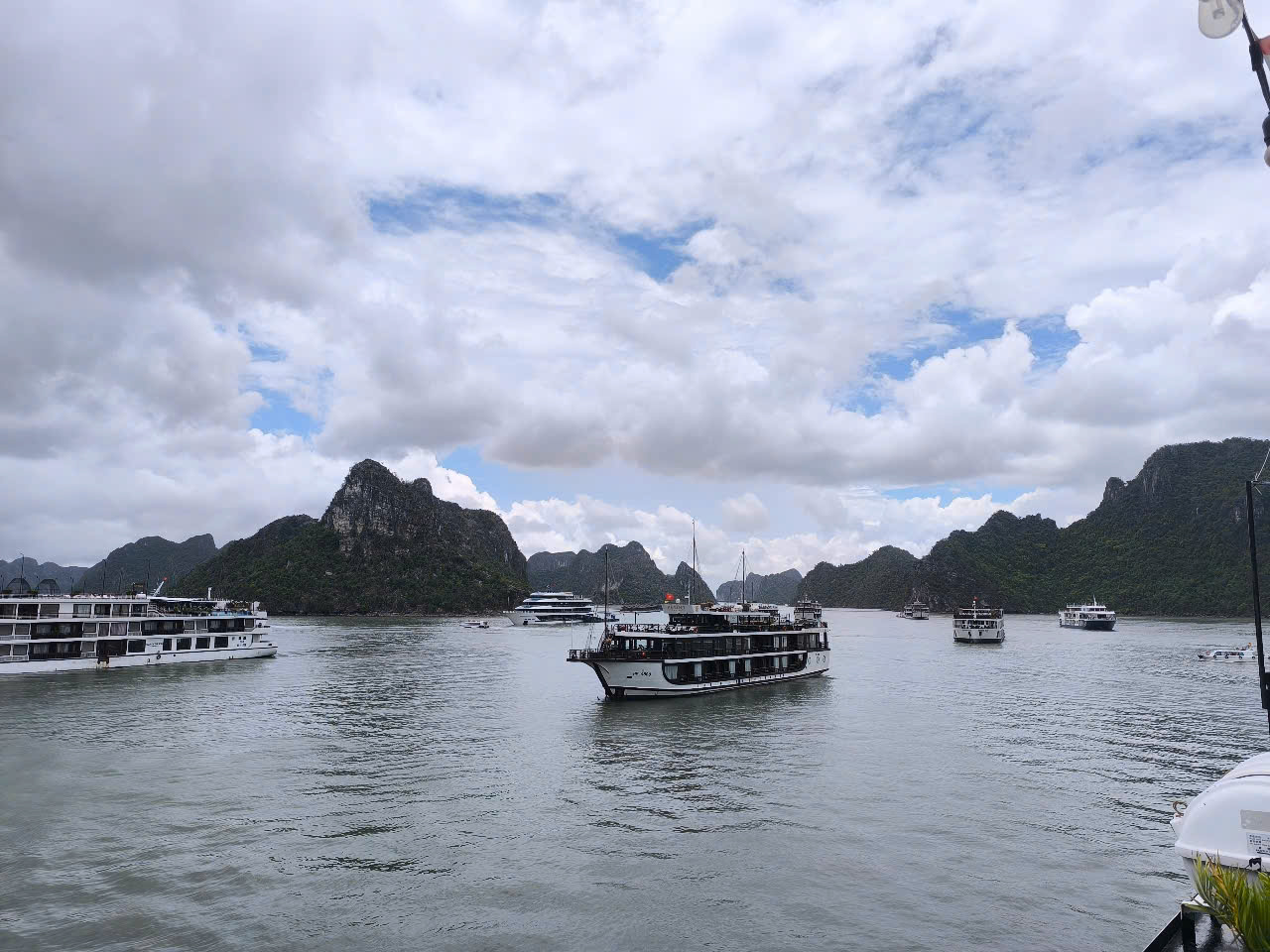 Bai Tu Long Bay Weather in April