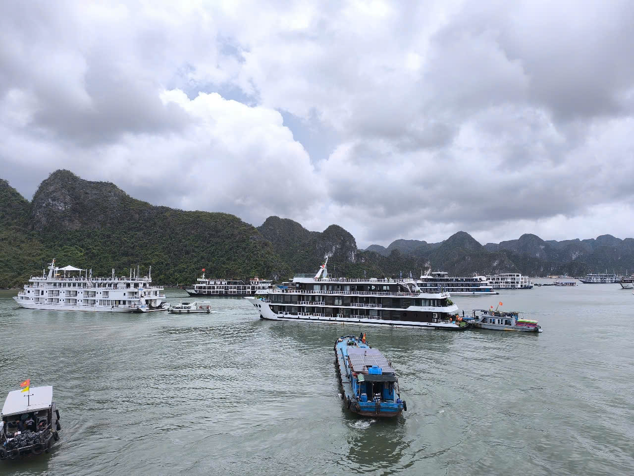 Bai Tu Long Bay Weather in February