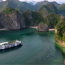 Halong cruise in international womens day