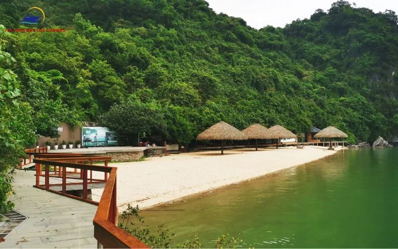 How far is it from Halong Bay to Phu Quoc?