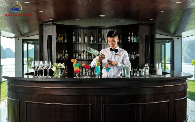 Do Ha Long Bay cruises have bars?