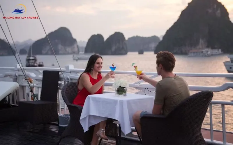 Tips for choosing a Ha Long Bay cruise with bar and karaoke