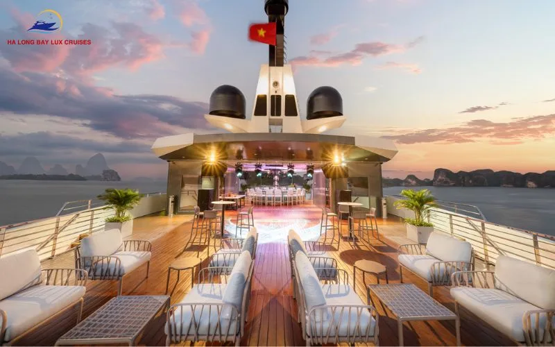 Do Ha Long Bay cruises have karaoke or bars