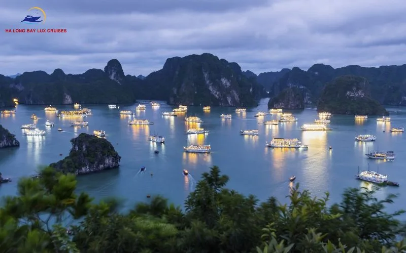A night cruise in Halong Bay