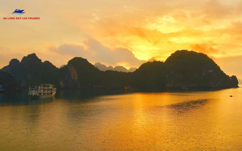 Nighttime strolls and dining by the coast