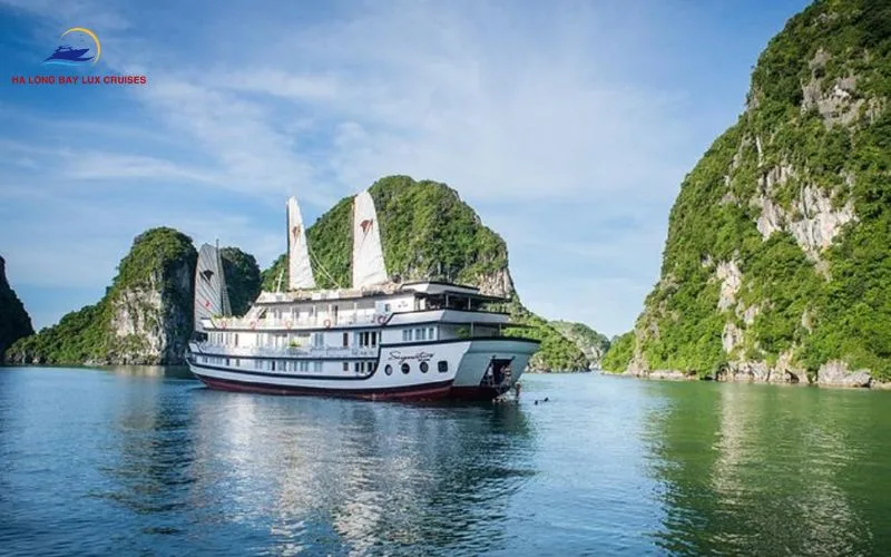 Where is Bai Tu Long Bay located?